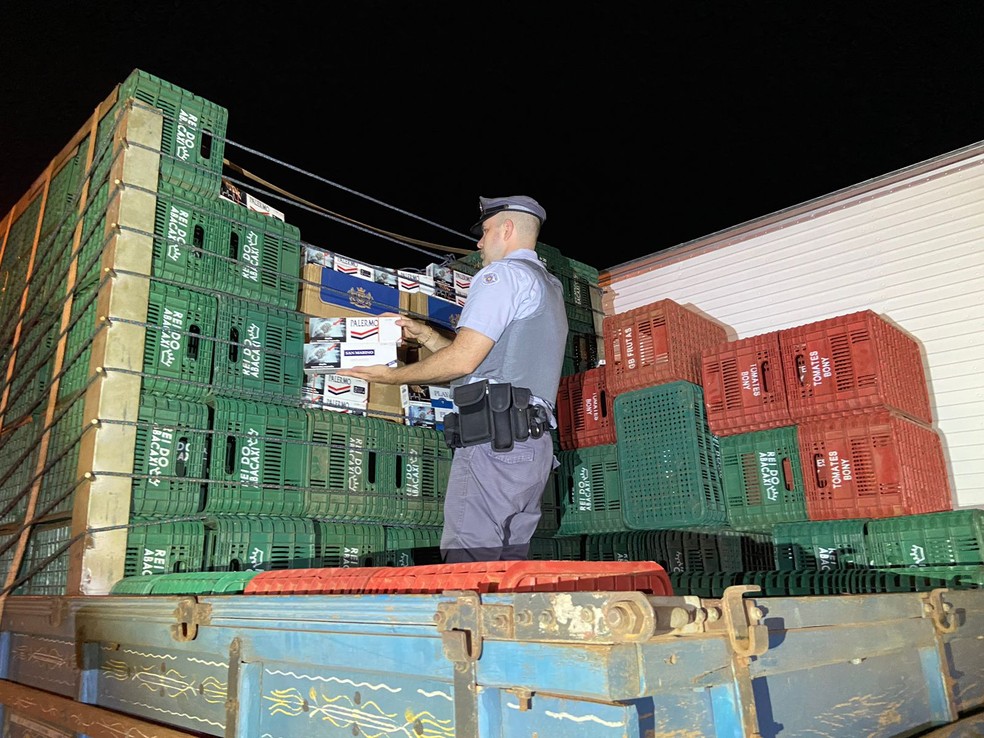 Motorista foi preso por contrabando após ser flagrando transportando 7,5 mil pacotes de cigarro, em Anhumas (SP) — Foto: Polícia Rodoviária