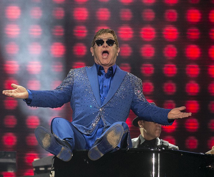 Elton John mostra irreverência e sobe no piano (Foto: Inácio Moraes/Gshow)