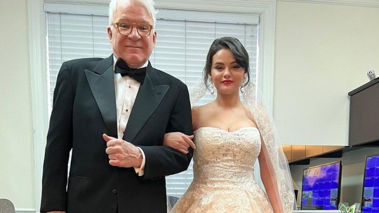 Selena Gomez aparece vestida de noiva para série e fãs elogiam: 'Linda'