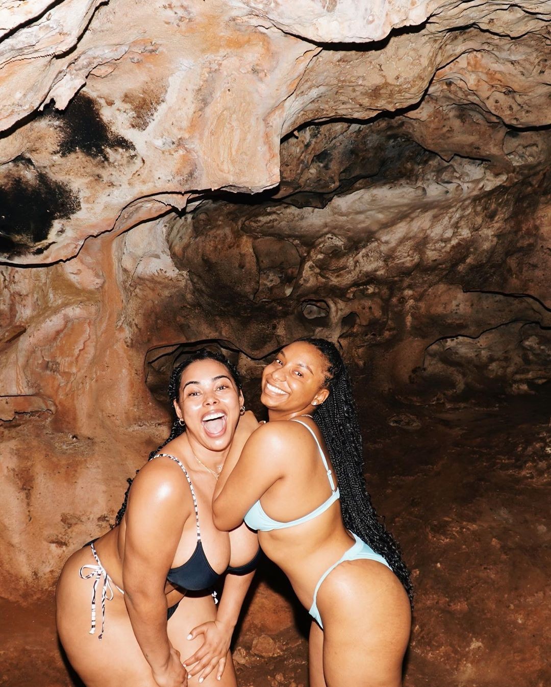 Tabria Majors e uma amiga na Caverna Cannibal (Foto: Instagram/ Reprodução)