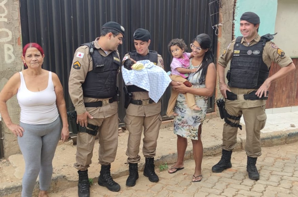 Policiais salvam bebê engasgado— Foto: Polícia Militar/Divulgação 