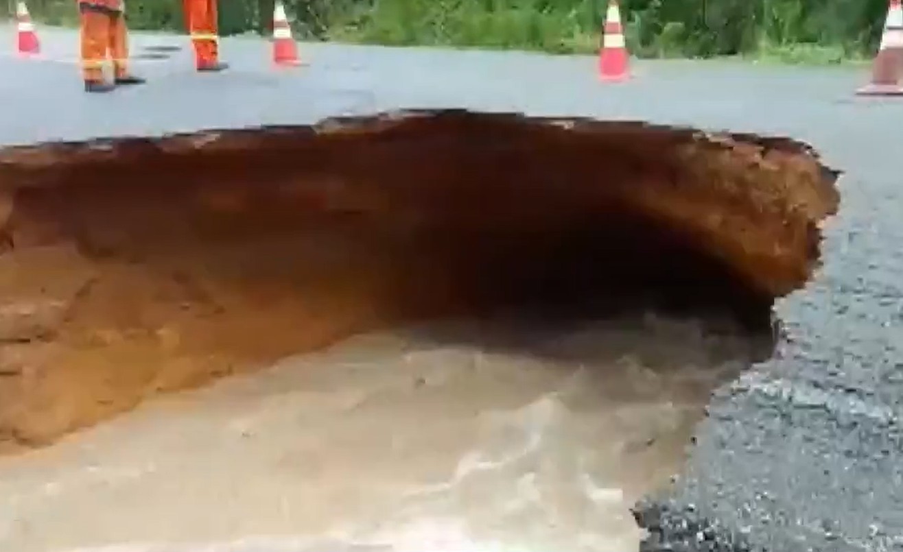 Após cheia de rio, cratera se forma em rodovia na BA e interdita trecho entre Contendas do Sincorá e Iramaia