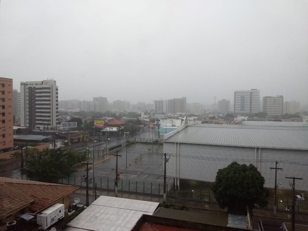 Maceió registra pontios de alagamento e quedas de energia após chuvas fortes  — Foto: Derek Gustavo/G1