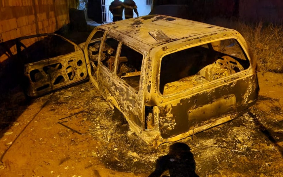 Carro fica destruído após ser queimado por homem em Águas Lindas de Goiás — Foto: Divulgação/CBM-GO