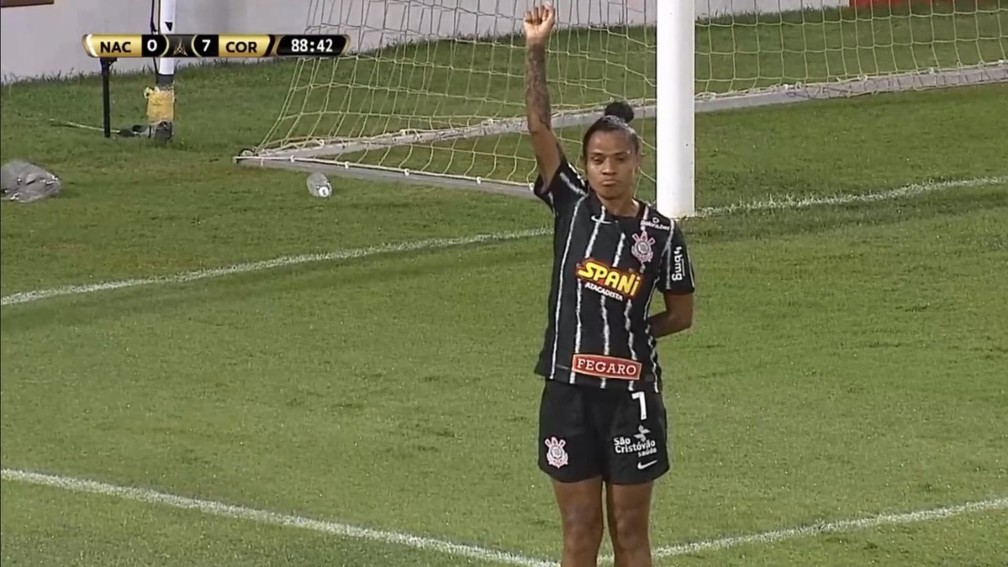 Em jogo marcado por ato racista, Corinthians massacra Nacional e se classifica para a final da Libertadores feminina