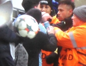 Neymar discute com torcedor do Manchester City (Foto: Claudia Garcia) Neymar discute com torcedor do Manchester City (Foto: Claudia Garcia)