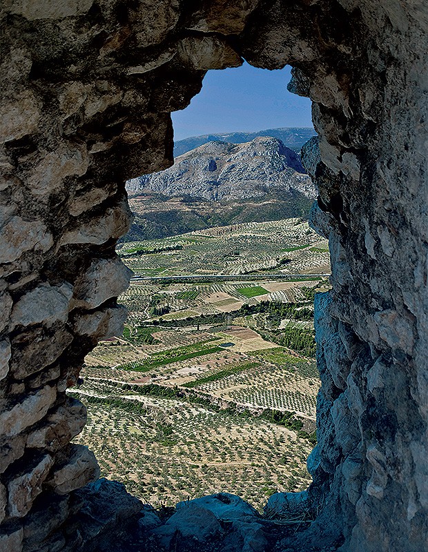 Visão da paisagem vinícola grega, através de um buraco na rocha, na Acrópole da cidade de Corinto (Foto: Domenico Pellegriti / Thinkstock)