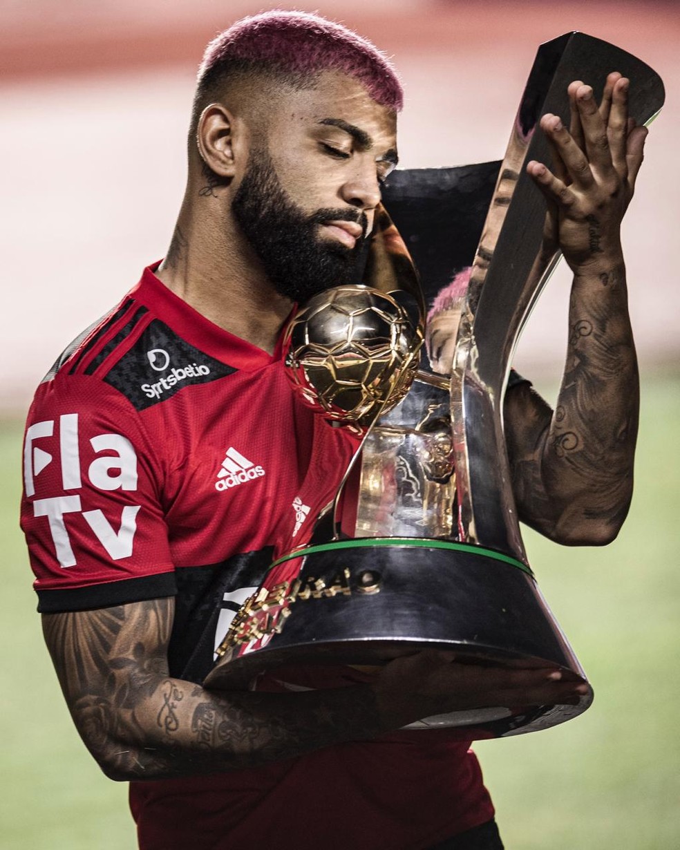 Gabigol com a taça do Campeonato Brasileiro conquistada pelo Flamengo — Foto: Pedro Martins/Foto FC