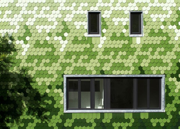 Degradê de telhas verdes cria efeito de pixel na fachada da casa (Foto: Divulgação)