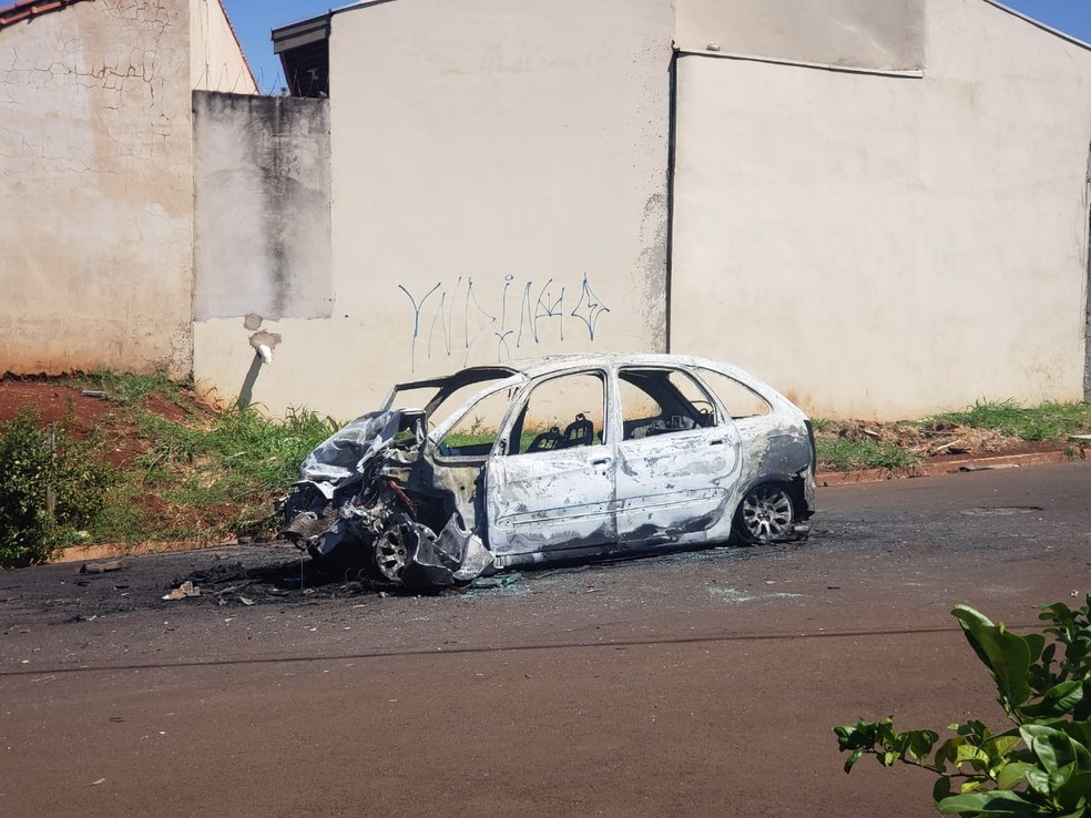 Após a batida, o motorista ficou desacordado e precisou ser resgatado de dentro do carro que pegou fogo em Jaú — Foto: Reprodução/Jairo César de Assis
