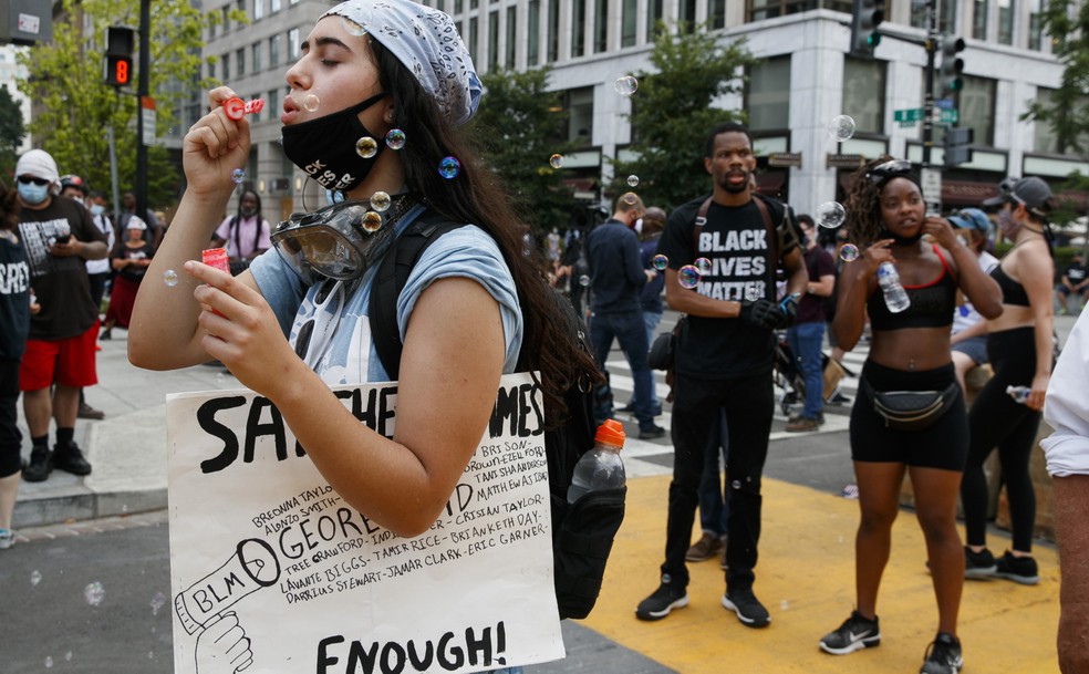Manifestantes ocupam cruzamento de avenidas de Washington em protesto ontem do movimento Black Lives Matter — Foto: AP Photo/Jacquelyn Martin