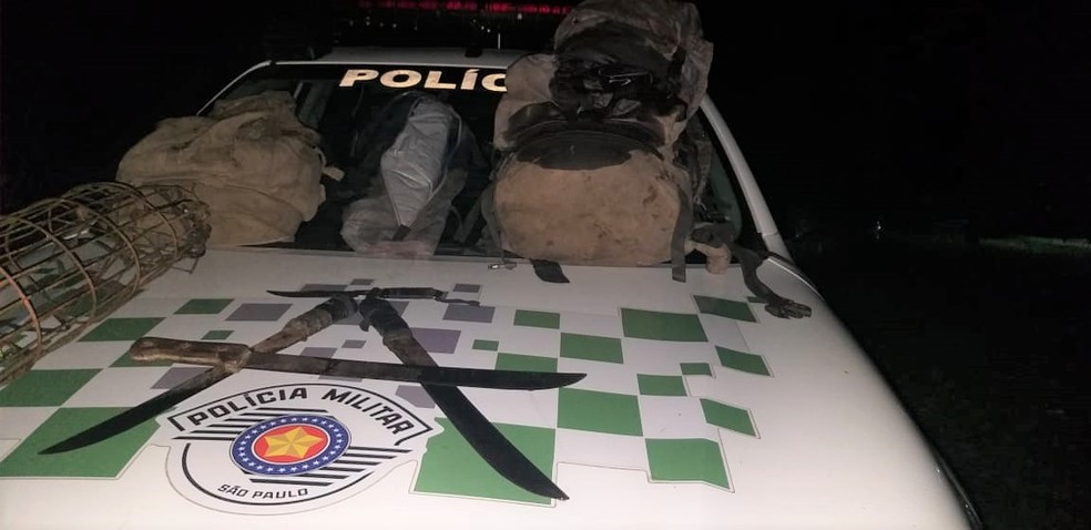 Ca&ccedil;adores foram autuados por v&aacute;rios crimes ambientais e tiveram seus materiais apreendidos em Peru&iacute;be &mdash; Foto: Divulga&ccedil;&atilde;o/Pol&iacute;cia Ambiental 