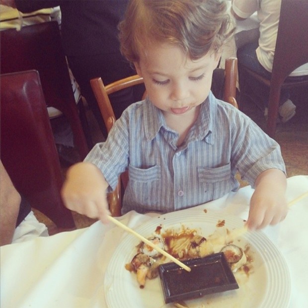 Pietro se delicia com comida japonesa (Foto: Reprodução)