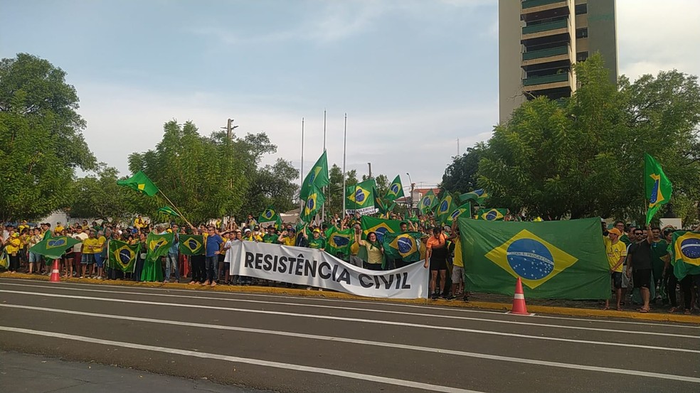 Bolsonaristas reunidos em frente ao 25º BC, no Centro de Teresina, em 2 de novembro de 2022 — Foto: Ilanna Serena/g1