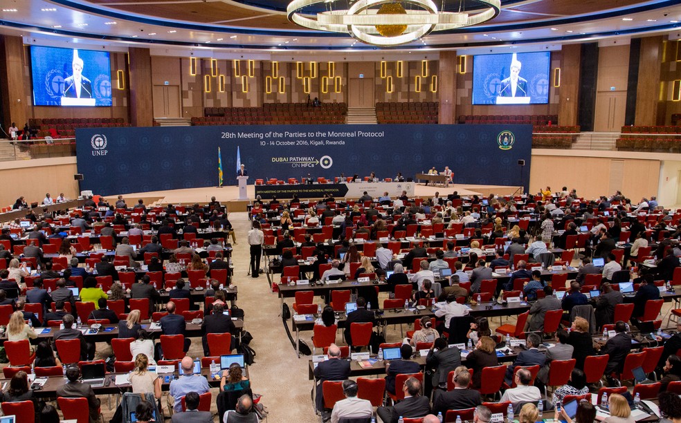 Em 2016, o ecretário de estado americano, John Kerry, discursou em encontro em Ruand. Nele, países assinaram acordo que visa à eliminação progressiva dos hidrofluorocarbonos (HFC)  (Foto: AP )