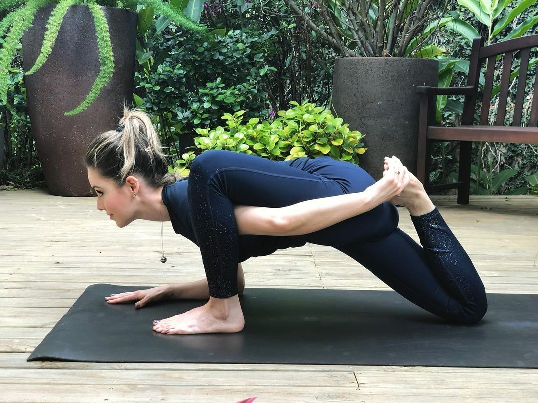 Sandy pratica ioga (Foto: Reprodução/Instagram)