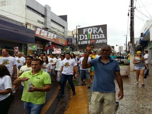 Em Araguaína, o protesto que pede o impeachment da presidente Dilma Rousseff começou na Praça das Bandeiras (Foto: Lucas Ferreira/ TV Anhanguera)