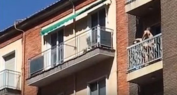 Sexo na varanda na chegada da primavera à Espanha