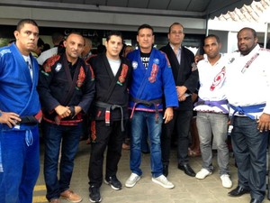 Amigos fazem homenagem na Bahia (Foto: Maiana Belo/G1 Bahia)