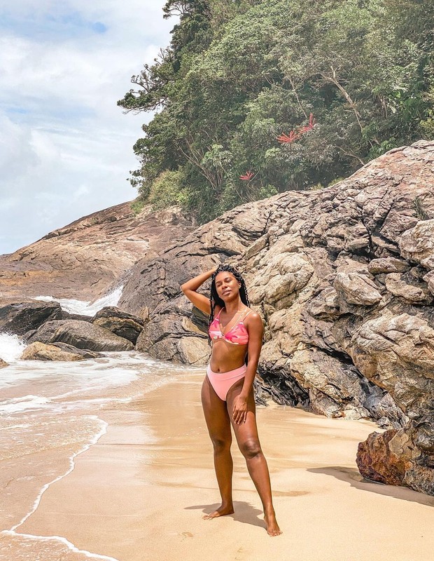Indira Nascimento posa na Praia de Santiago, em São Sebastião (Foto: Reprodução/Instagram)