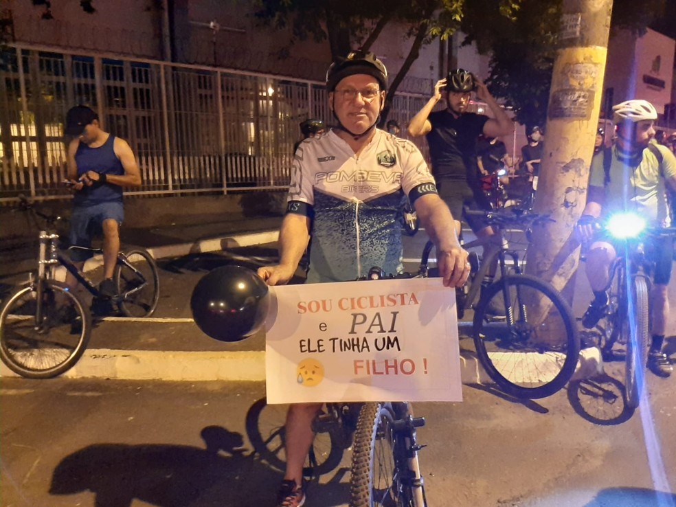 Manifestante faz referência a ciclista vítima de atropelamento em Piracicaba — Foto: Caroline Giantomaso/ g1