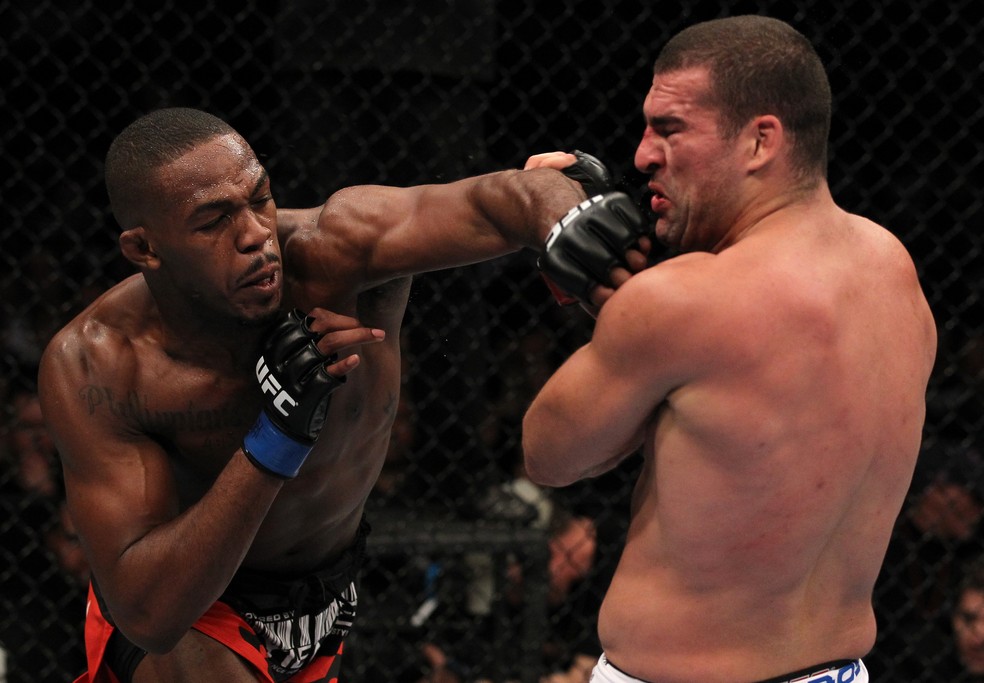 Jon Jones conquistou cinturão do peso-meio-pesado do UFC contra Maurício Shogun em 2011 — Foto: Getty Images
