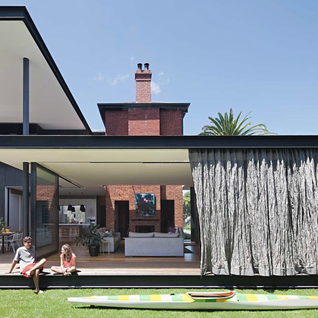 Casa em Melbourne tem cortinas no lugar das paredes  (Foto: Reprodução/ Instagram/ @mattgibsonad)