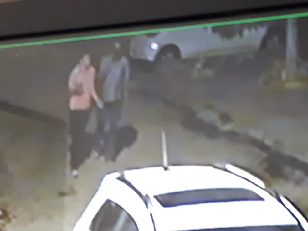 CÃ¢meras de seguranÃ§a flagraram os dois criminosos esperando para invadir a casa da gerente em Buriticupu (MA) â Foto: DivulgaÃ§Ã£o/PolÃ­cia