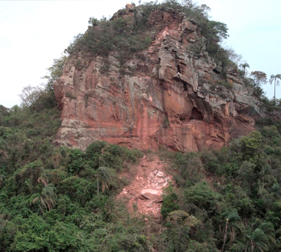 Parte do paredão de pedra do Morro do Camelo se despreende e rochas interditam estrada rural em Analândia — Foto: Prefeitura de Analândia/Divulgação