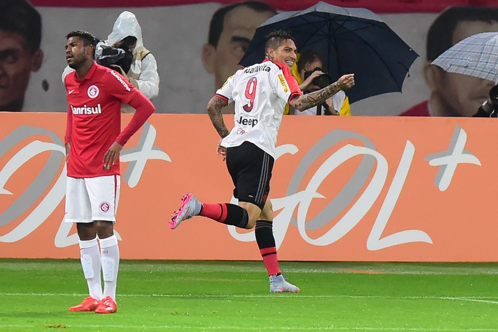 Guerrero comemora gol contra o Inter em estreia pelo Flamengo, em 2015 (Foto: VIN&iacute;CIUS COSTA/FUTURA PRESS/ESTAD&Atilde;O CONTE&Uacute;DO)