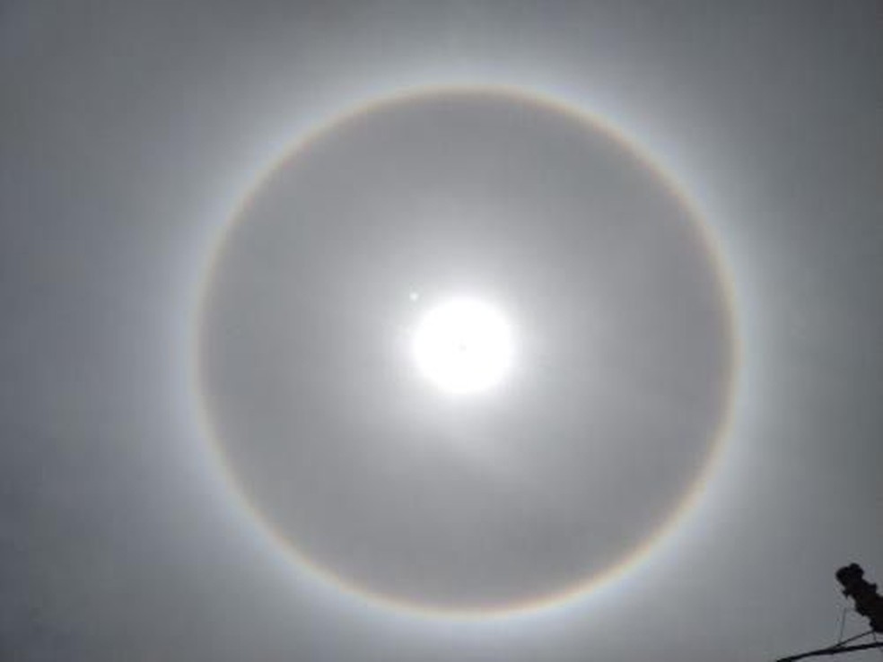 Halo solar ocorre quando a luz do Sol atravessa cristais de gelo presentes na atmosfera da Terra — Foto: Paulo Rafael Botter/Arquivo Pessoal