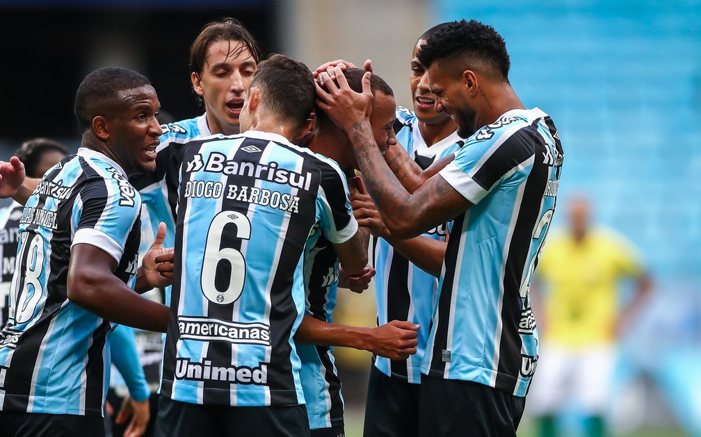 Bitello é cercado e abraçado pelo companheiros após o gol contra o Ypiranga — Foto: Lucas Uebel / Grêmio FBPA