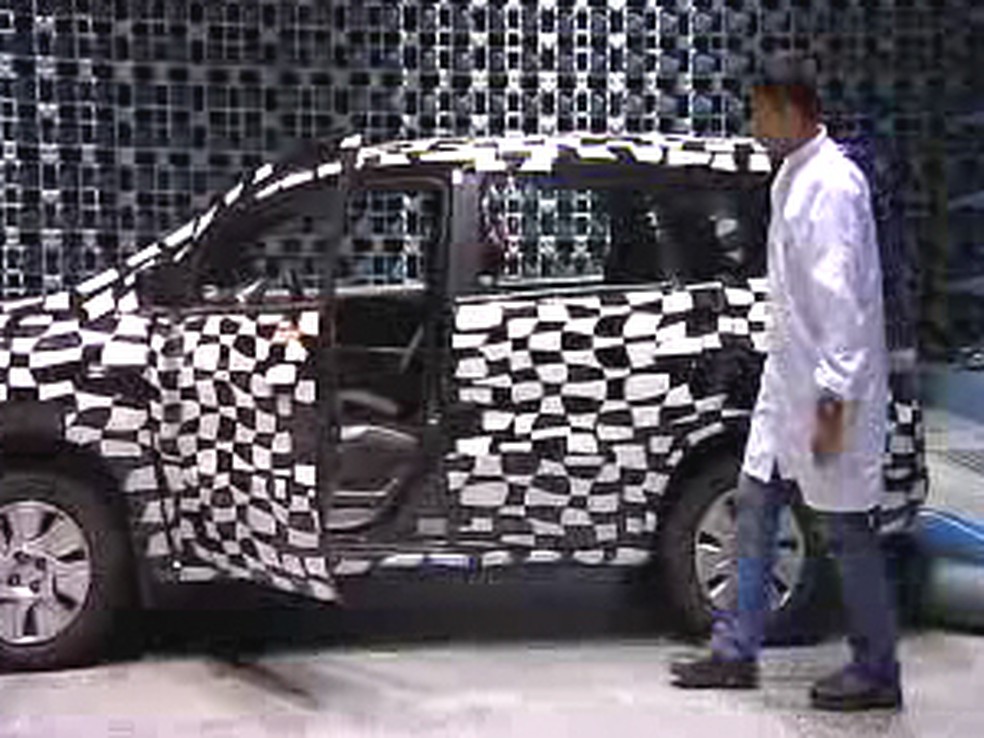 Automvel passa por teste em uma das cmaras do LIT, do INPE. — Foto: Reproduo/TV Vanguarda