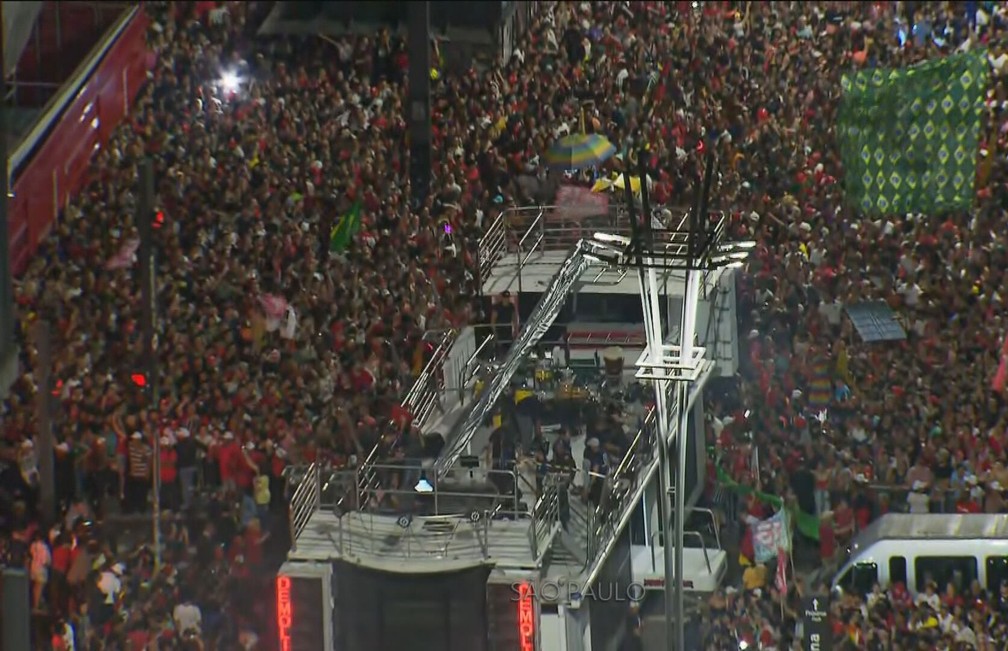 Multidão de apoiadores de Lula comemoram vitória na Avenida Paulista — Foto: Reprodução/TV Globo