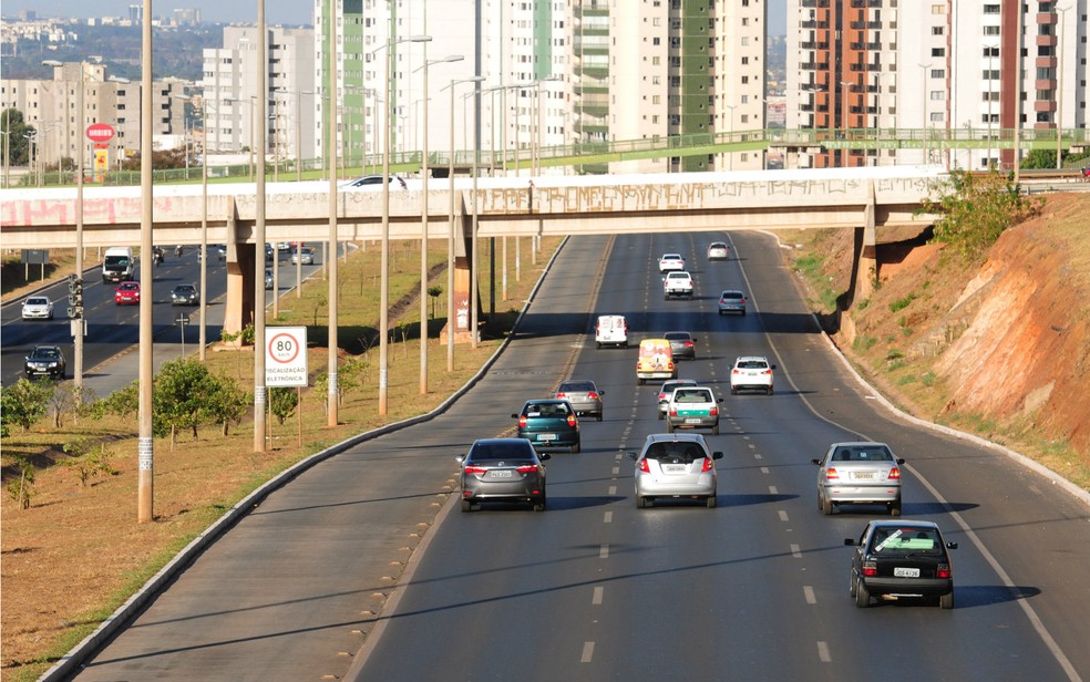 Carros trafegam pela EPTG, via que possui faixa exclusiva, no DF (Foto: Pedro Ventura/Agência Brasília)