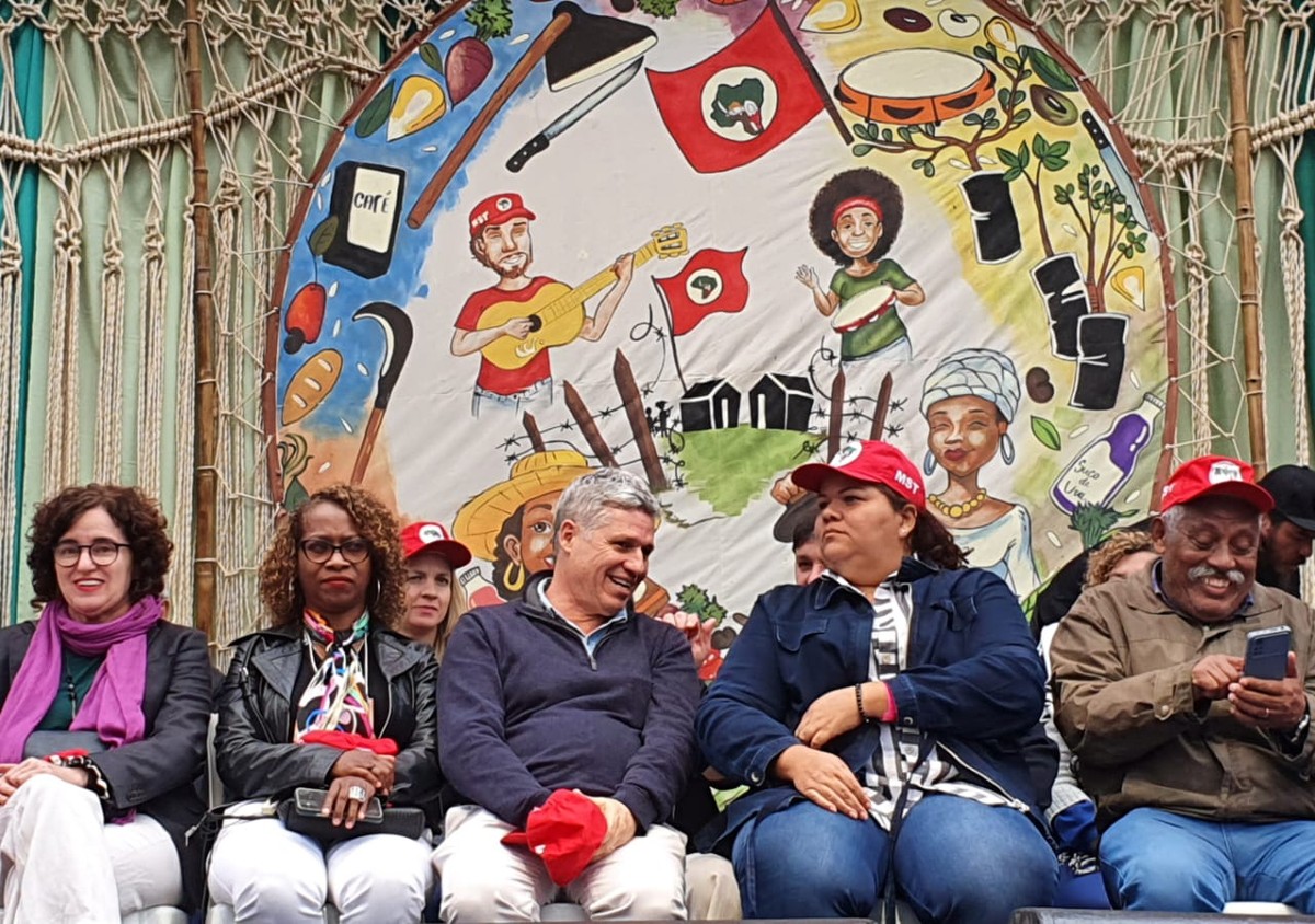 Sem Lula, mas com sete ministros, feira do MST sinaliza reaproxima&ccedil;&atilde;o com o governo &agrave;s v&eacute;speras de CPI