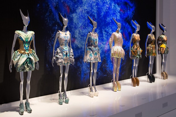 Installation view of  'Platos Atlantis' gallery, Alexander McQueen Savage Beauty at the V&A  (Foto: Victoria and Albert Museum London )