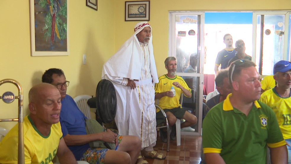 Luiz Paulino se vestiu de árabe para receber vizinhos em torcida pelo Brasil na Copa, em Pernambuco — Foto: Reprodução/TV Globo