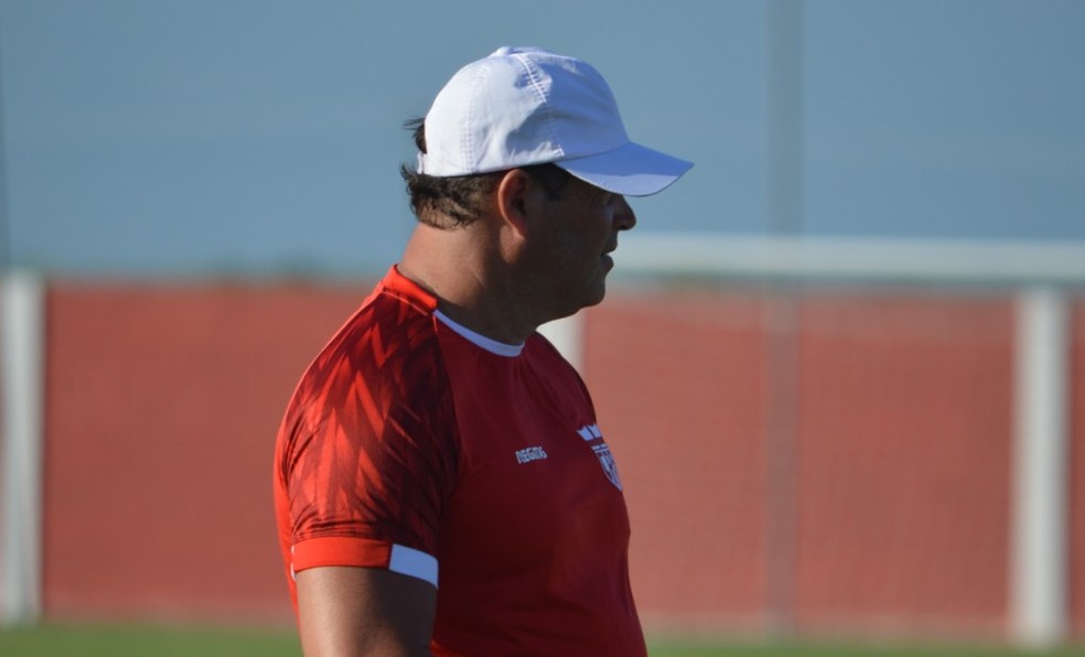 Roberto Fernandes terá a volta de Igor Cariús contra o Avaí — Foto: Maxwell Oliveira/ASCOM CRB