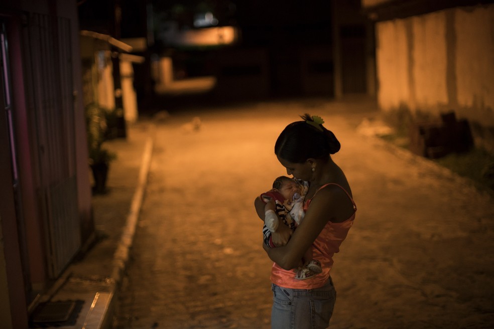 Mãe e bebê com microcefalia no Recife, Pernambuco  (Foto: Felipe Dana/AP Photo )