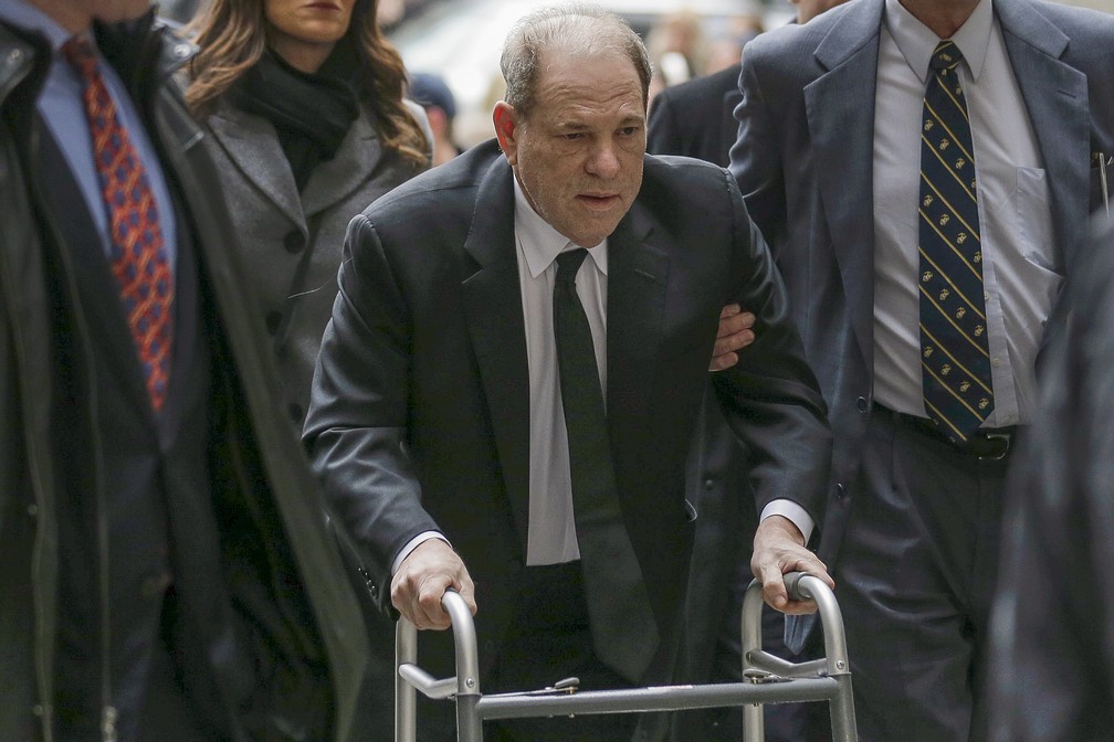 Harvey Weinstein chefa ao tribunal de Nova York para julgamento de casos de agressão sexual no começo de janeiro — Foto: AP Photo/Seth Wenig
