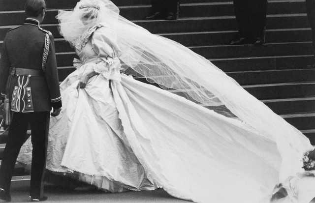 Lady Diana Spencer arrives at St. Paul's Cathedral on her wedding day, revealing to the world the wedding dress which had been carefully guarded during its design. (Foto: Bettmann Archive)