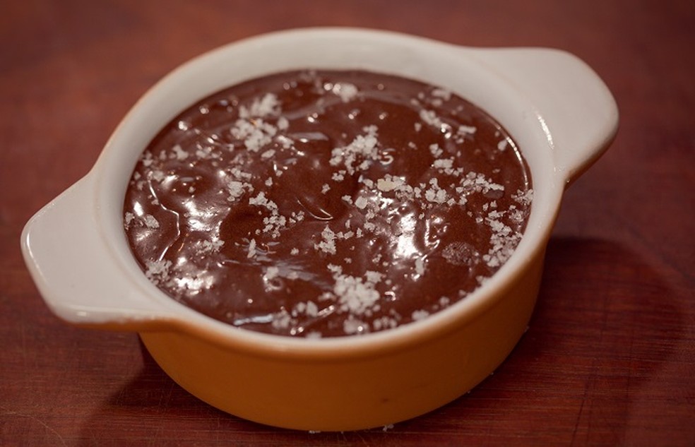 Mousse de chocolate com azeite e flor de sal | Tempero de Família | Receitas
