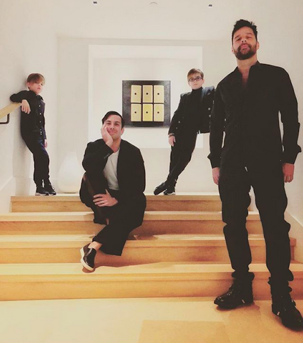 O músico Ricky Martin com o marido e os filhos (Foto: Instagram)