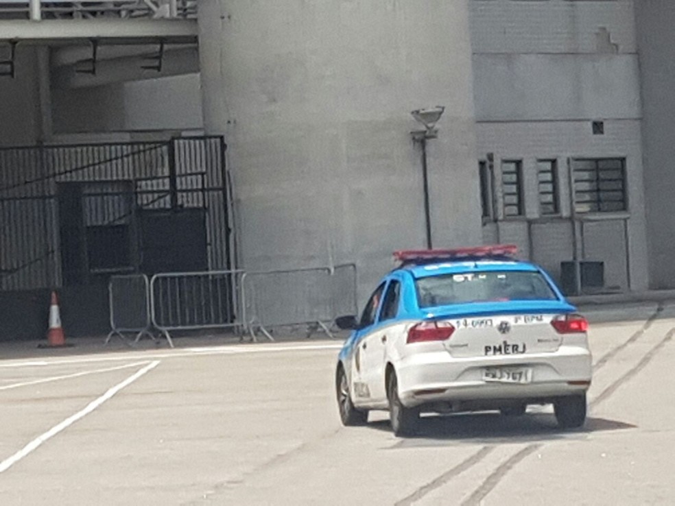 Carro da Polícia Militar é chamado e chega ao estádio Nilton Santos (Foto: Marcelo Baltar)