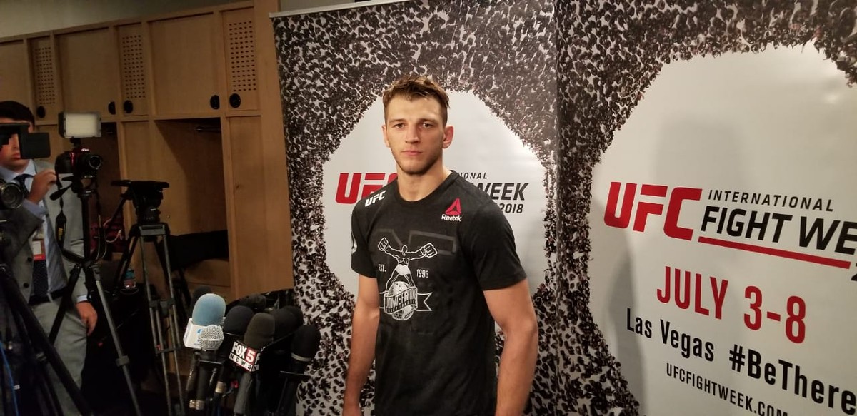 Cordiais Pesos Leves Do Ufc Dan Hooker E Dustin Poirier Marcam Luta Para Quando A Poeira Baixar Combate Ge