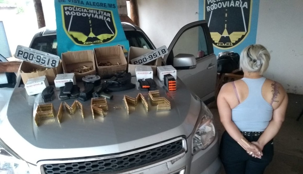 Mulher de 28 naos foi presa em MS com fuzil e munições  — Foto: PMR/Divulgação 