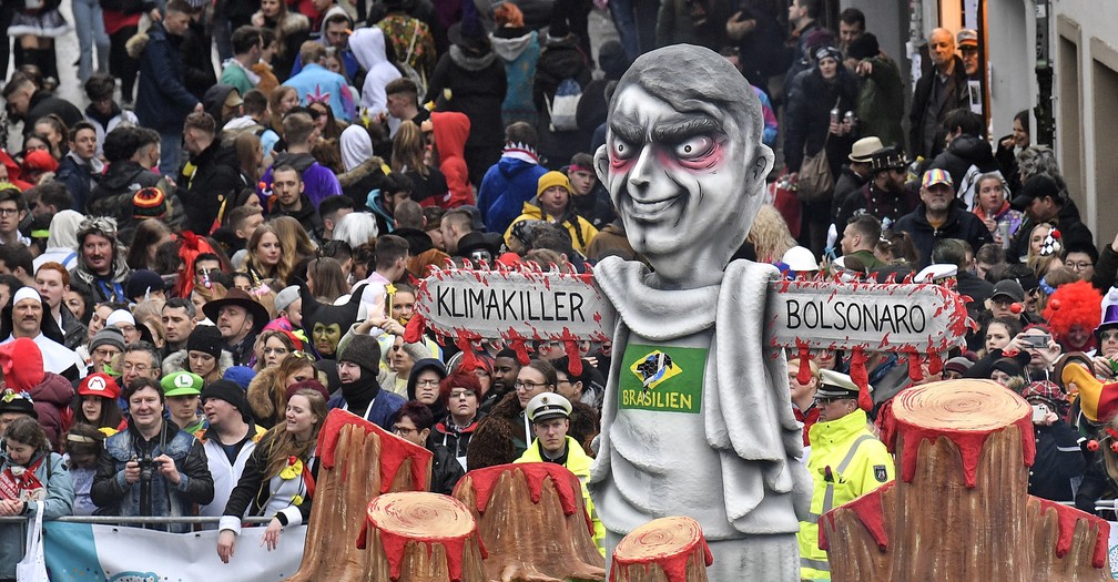 Carro alegórico em Duesseldorf, na Alemanha, retratou o presidente brasileiro Bolsonaro com braços de serra elétrica. — Foto: Martin Meissner/AP Photo