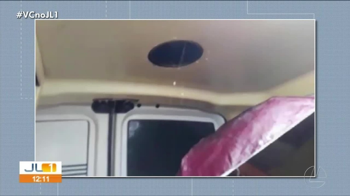 Paciente usa guarda-chuva dentro de ambulância por causa de goteiras no veículo de saúde em cidade do Pará