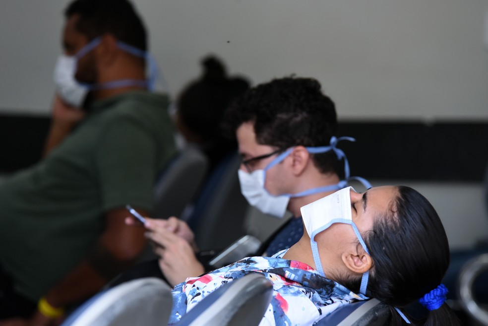 Brasilia, Distrito Federal - 12/03/2020 - Hospital Regional da Asa Norte HRAN, aonde esta internado o primeiro caso confirmado de coronavirus da capital, no pronto socorro pacientes aguardam atendimento usando mascaras de proteção devido ao medo de contaminação. — Foto: Cláudio Reis/FramePhoto/Estadão Conteúdo